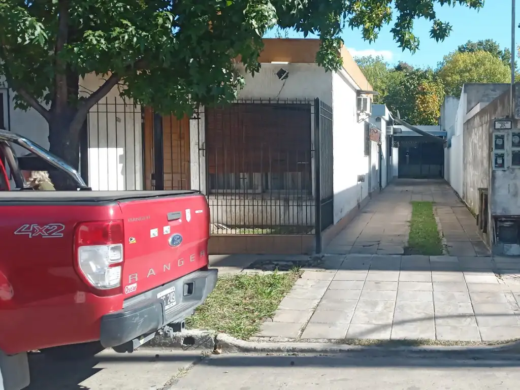 Departamento planta baja con entrada de auto. Muy buen estado.