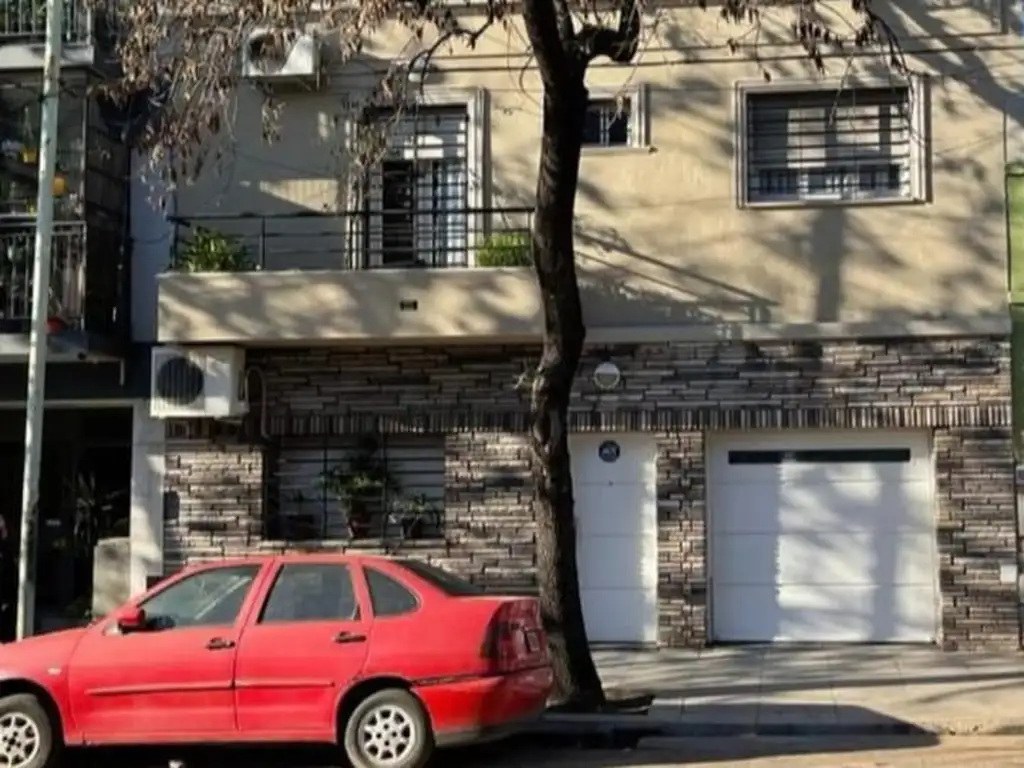 CASA de 4 ambientes en 2 plantas , cochera , 130m2 cubiertos, 50 m2 descubiertos