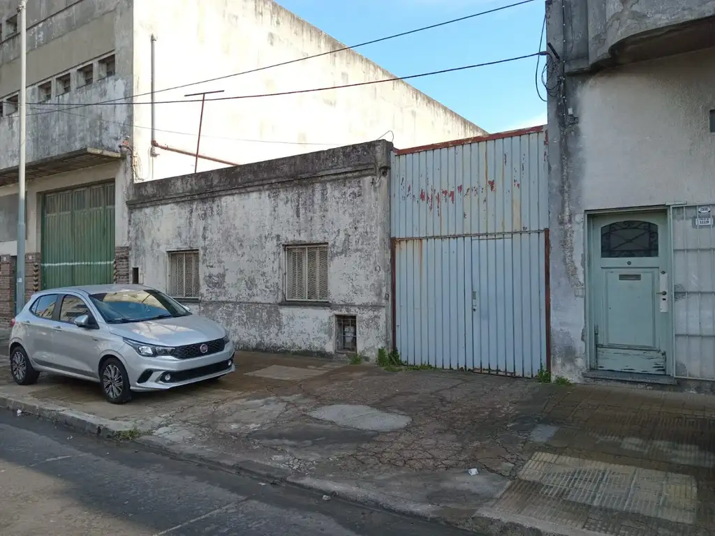 Muy buen galpon 200 m2 y casa al frente sobre lote 10 x 29 en zona Industrial cercano a Gral Paz