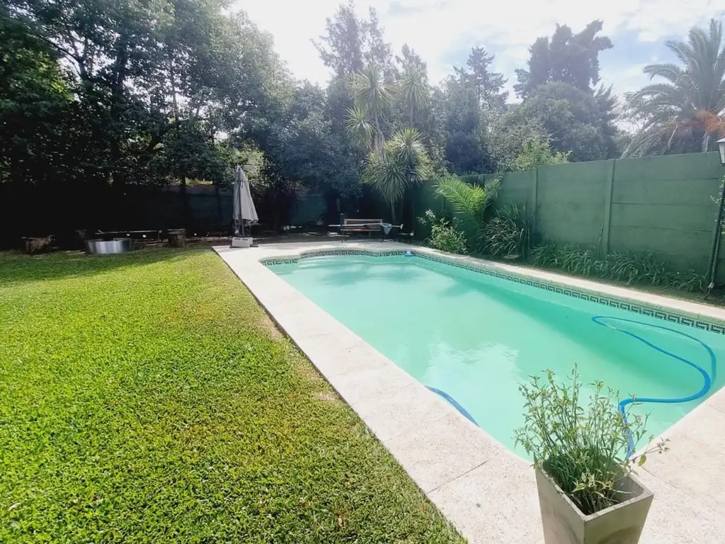 Venta de casa 4 amb con parque y piscina en Parque Leloir