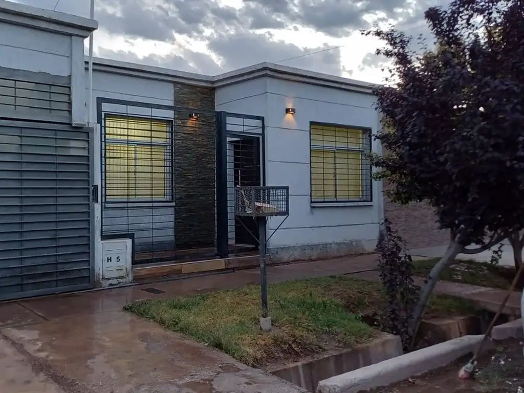 Venta casa 1 dorm., 1 baño y doble cochera - Luján