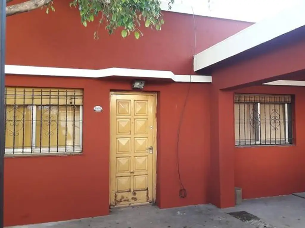 Casa con patio y cochera.