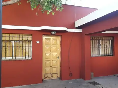 Casa con patio y cochera.