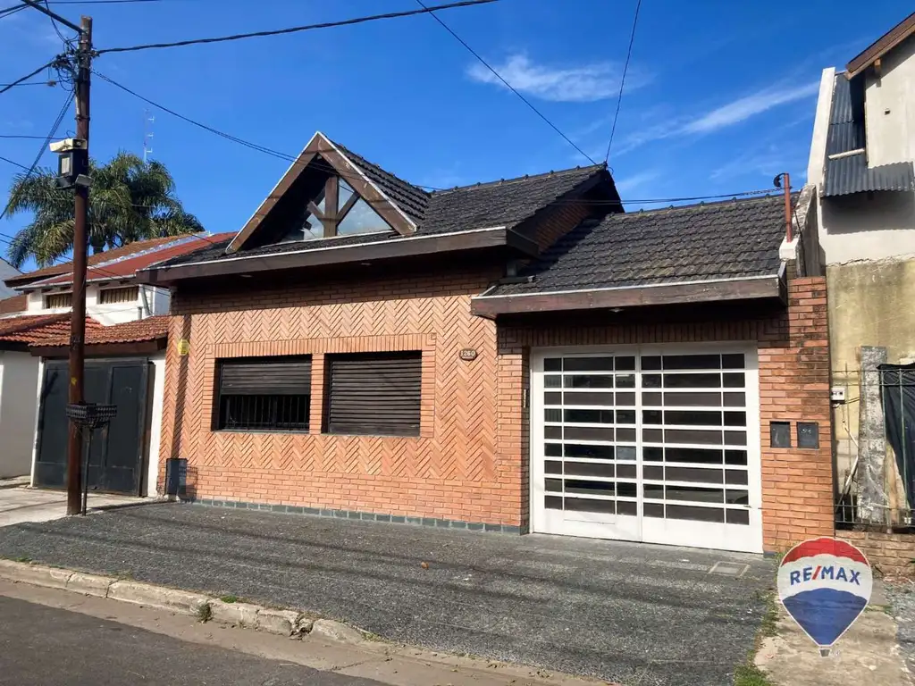 VENTA EXCELENTE CASA DE 4 AMBIENTES + DEPTO