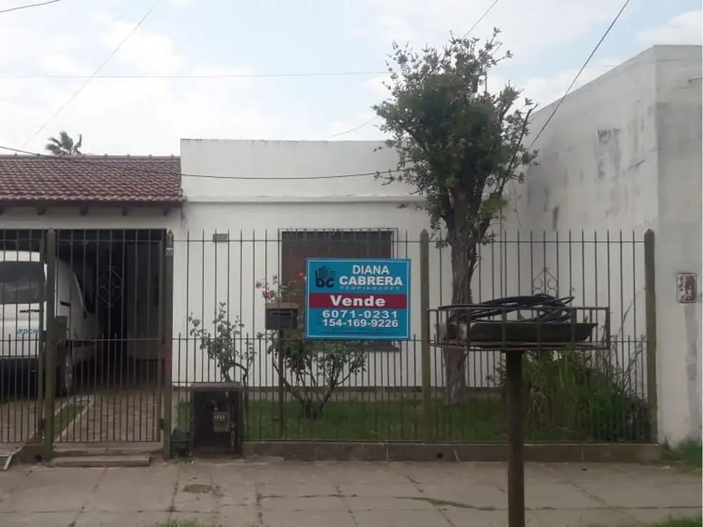 CASA AMERICANA CON 2 DPTOS ATRAS ( UNO MONOAMBIENTE Y OTRO 2