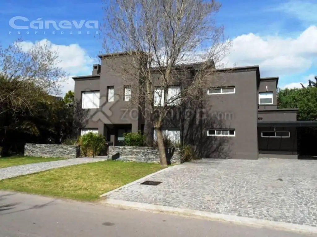 Casa en Galapagos  EXCELENTE VENTA U$D 480.000.-5 DORMITORIOS