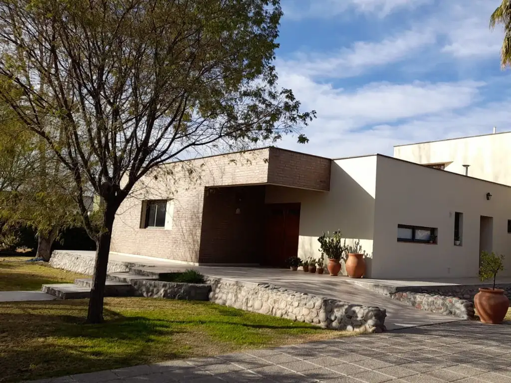 CASA VENTA GUAYMALLEN BARRIO PRIVADO 4 DORMITORIOS