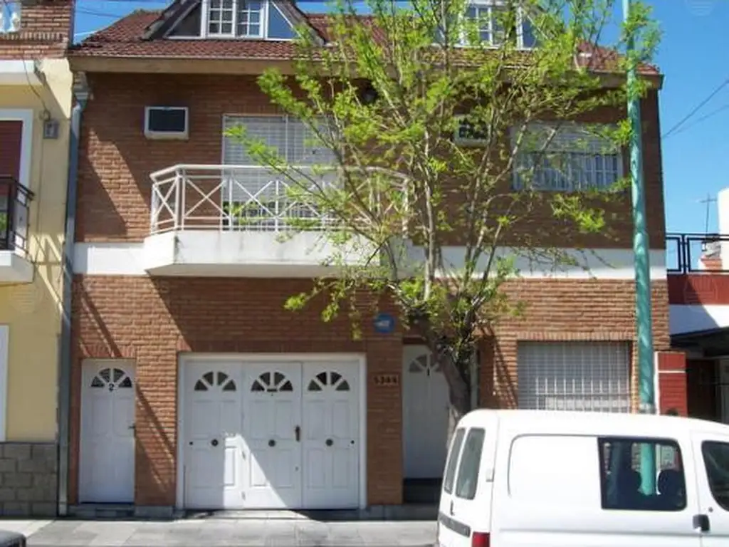 TIPO CASA AL FRENTE, EN 3 PLANTAS Y DOS PATIOS.