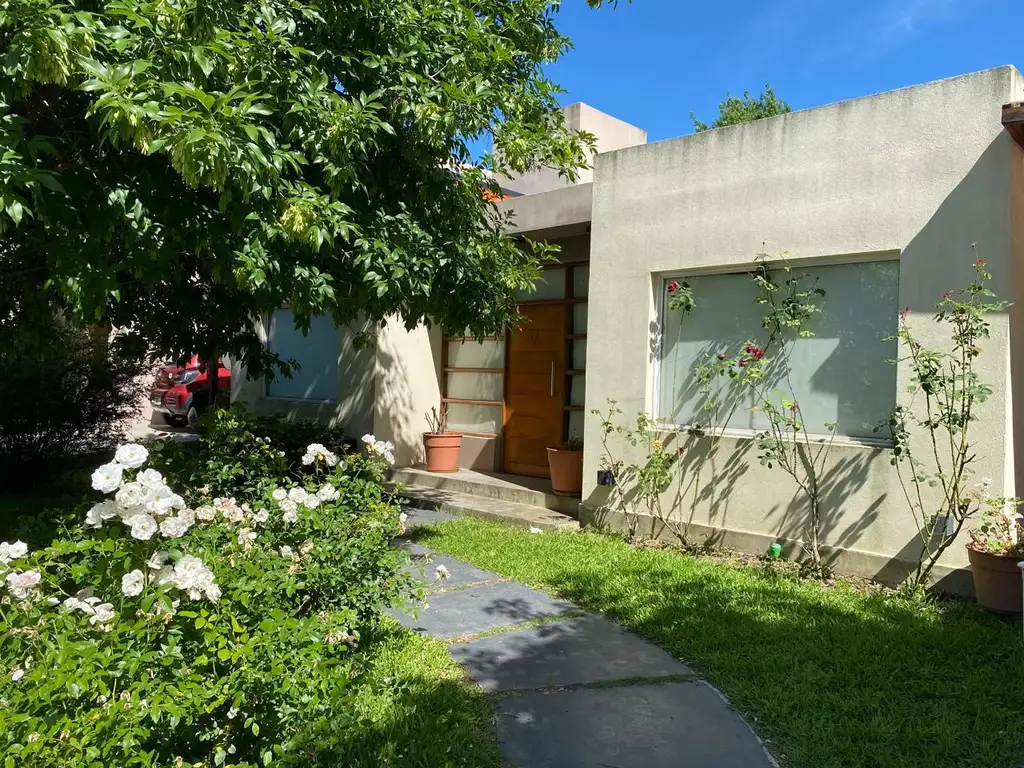 Casa en  Barrio Los Paraisos