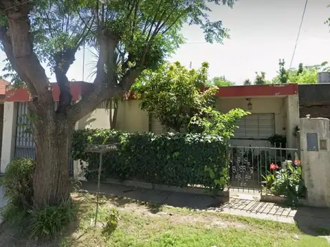 Casa 6 Ambientes y Garaje en Varela en Venta