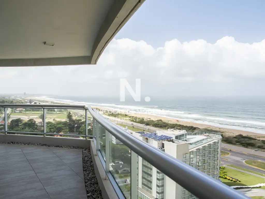 A pasos del mar! Departamento en venta, piso alto. Punta del Este