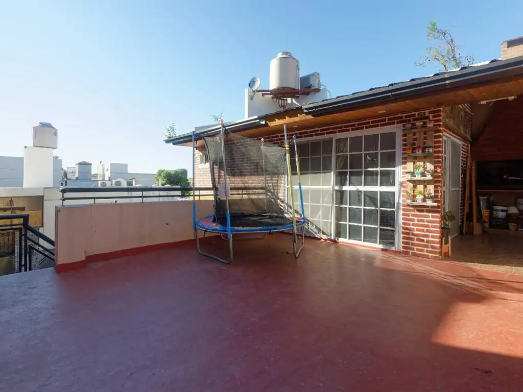 VENTA PH CON TERRAZA, PARRILLA, QUINCHO.  LUMINOSO