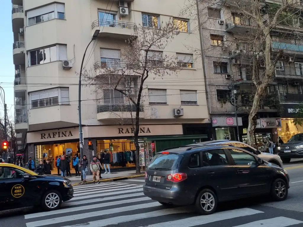 SANTA FE Y URIBURU 3 AMBIENTE FRENTE CON BALCON BAÑO COMPLETO DEP DE SERVICIO EXCELENTE UBICACION