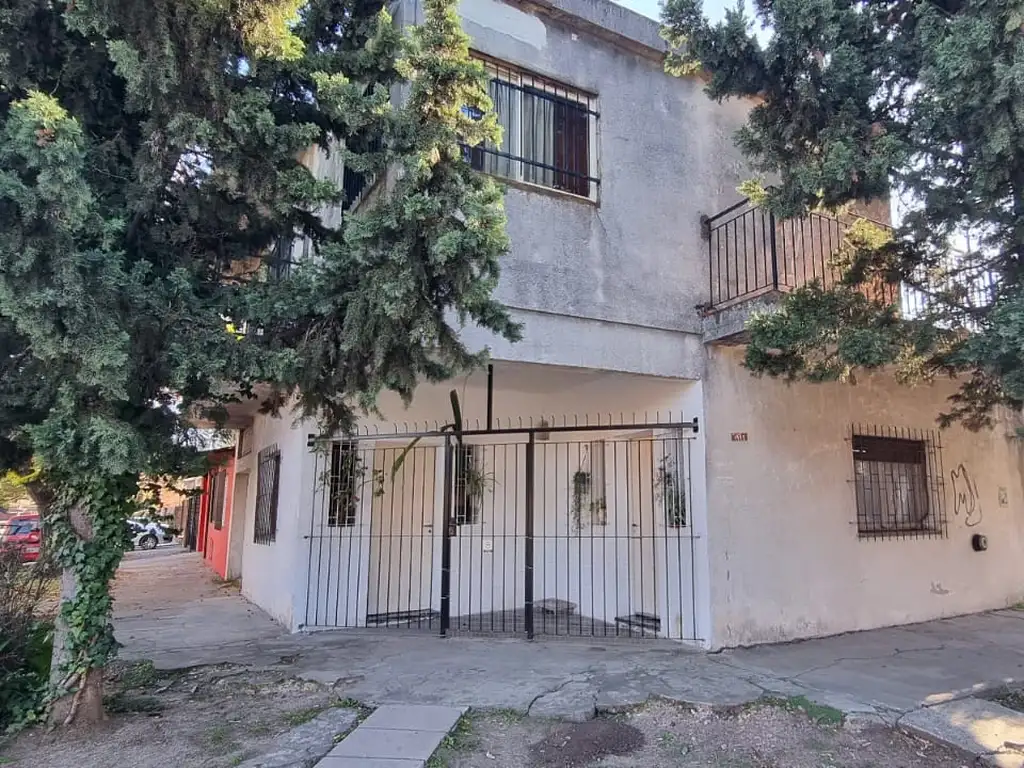 EN VENTA EN MARTIN CORONADO CASA EN 2 PLANTAS DE 6 AMBIENTES - FICHA 9556