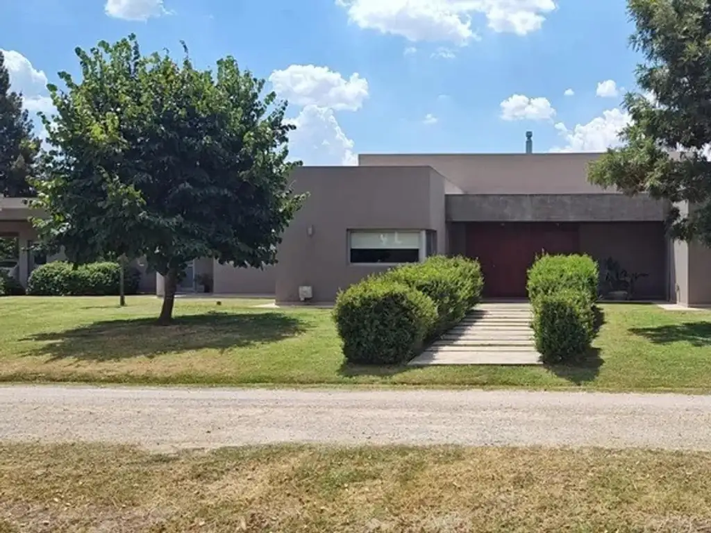 Casa en venta 8 ambientes, en Barrio Fincas de San Vicente