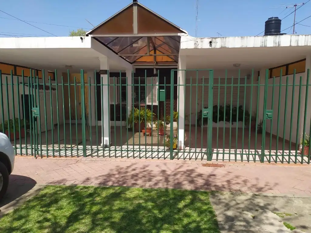 VENTA CASA CON PILETA Y QUINCHO- ANTARTIDA