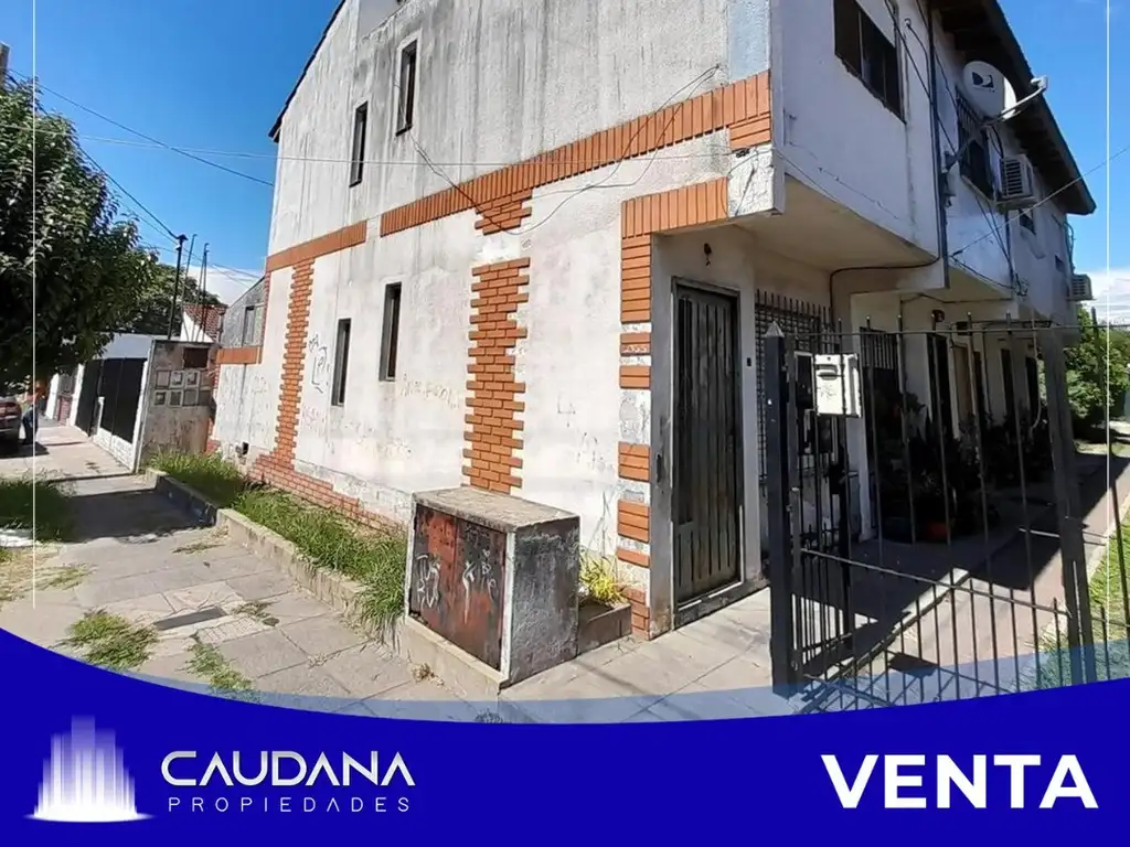 Duplex tres ambientes con cochera en venta en Isidro Casanova