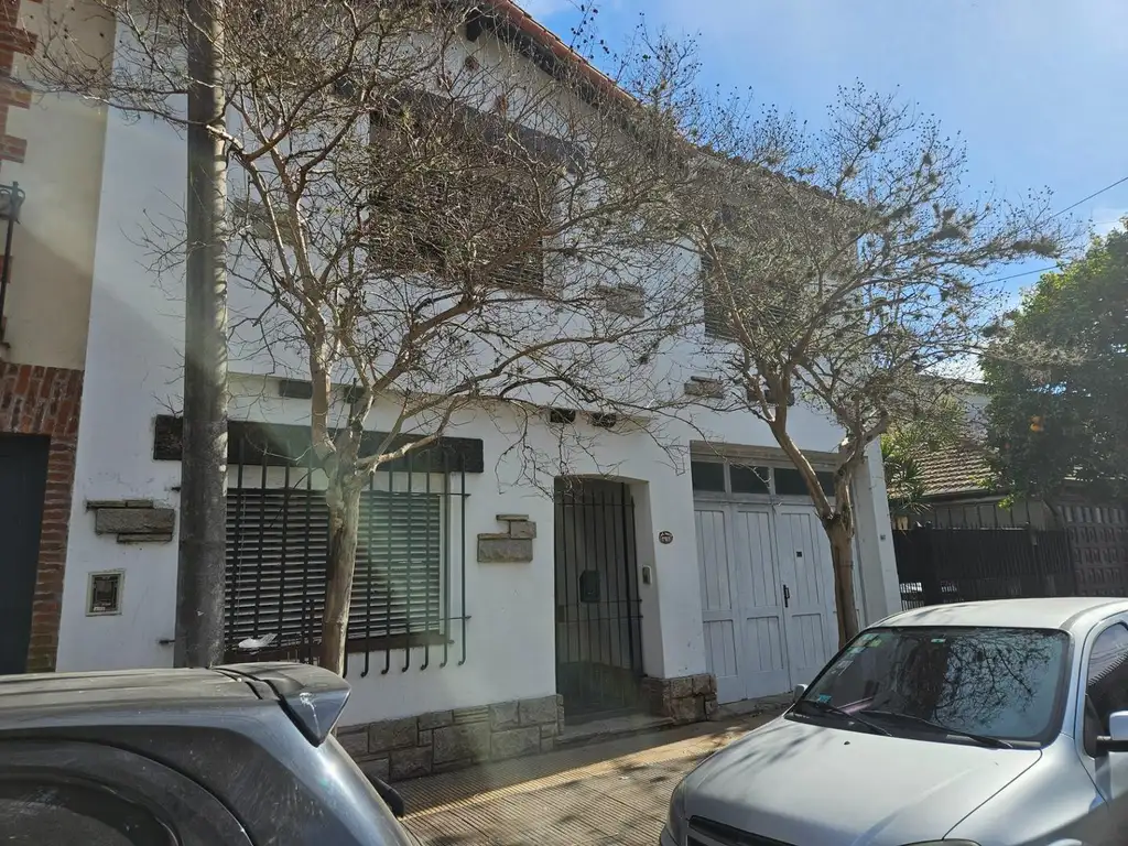 Venta casa 5 ambientes, Victoria con jardín y cochera