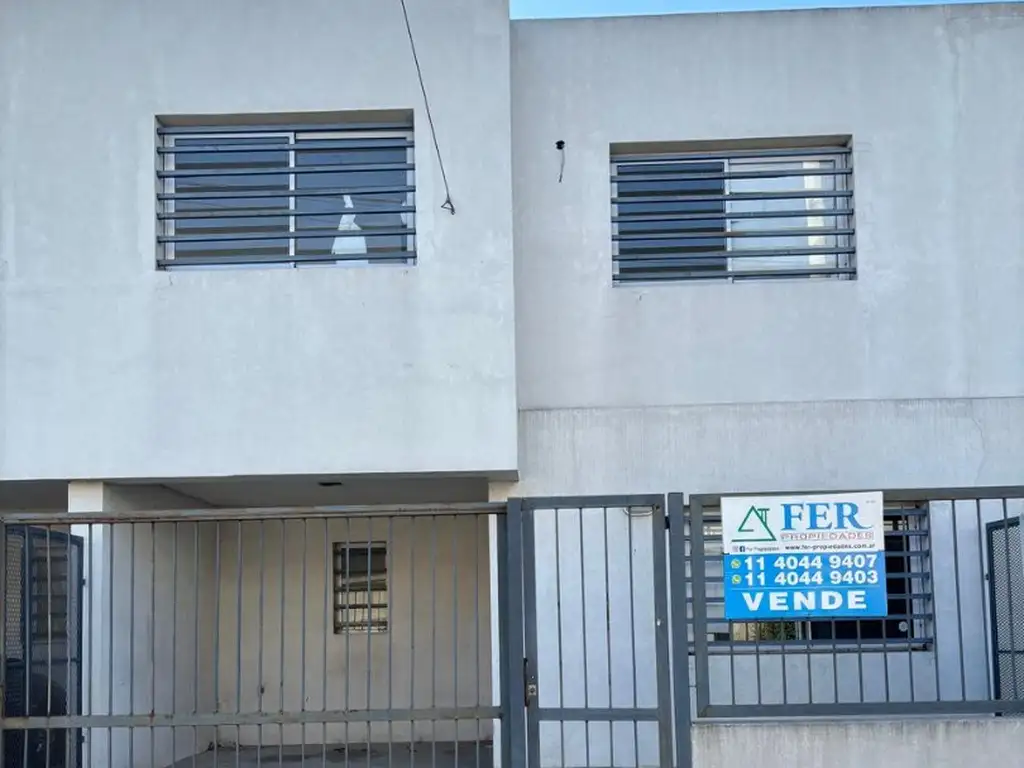 Duplex en venta con cochera y patio en Ezpeleta , oportunidad