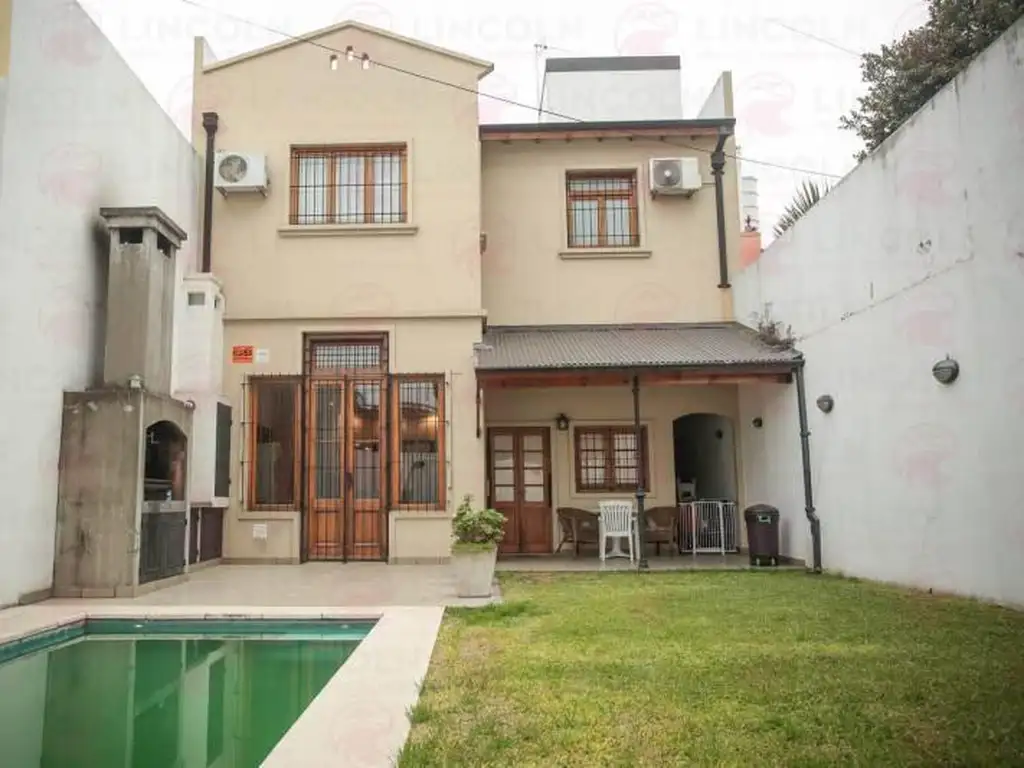 VENTA CASA DE 4 AMBIENTES C/ DEP. EN VILLA DEL PARQUE.