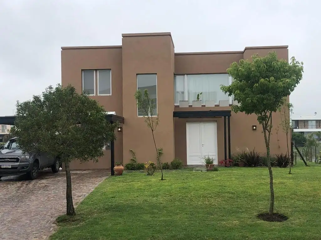 HERMOSA CASA EN EL CANTON NORTE CON PISCINA  Y JARDIN