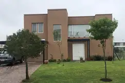 HERMOSA CASA EN EL CANTON NORTE CON PISCINA  Y JARDIN 