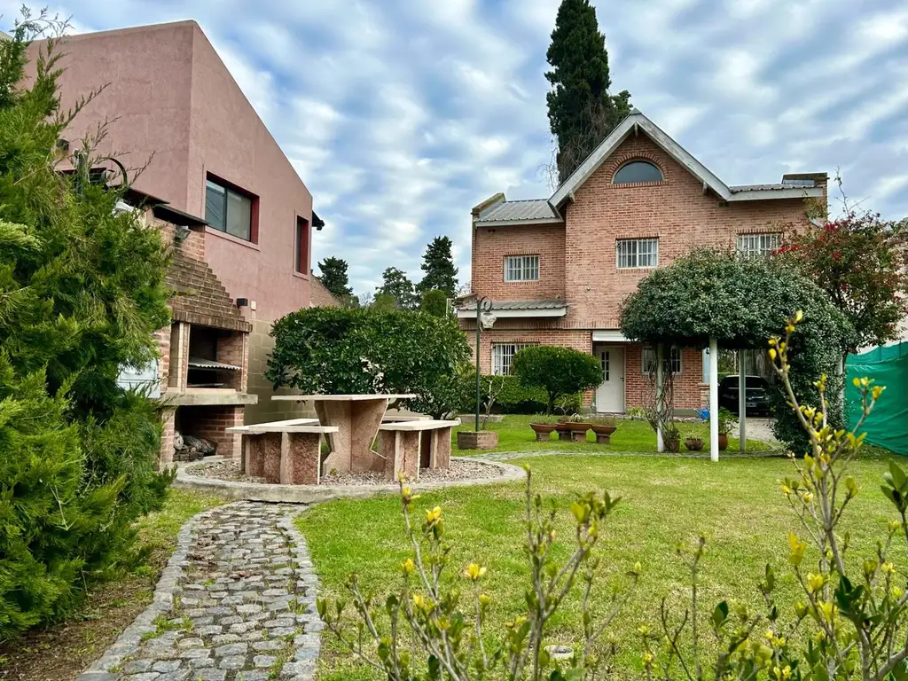 Venta - Casa con Parque - Villa de Mayo - 4 Dorm. - Quincho