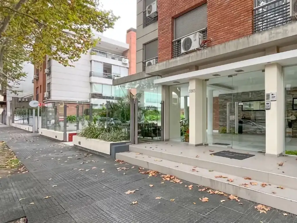 Departamento 4 ambientes, 3 dormitorios, 2 baños, toilette, balcón con cerramiento de vidrio y parrilla a gas, 2 cocheras, seguridad 24 hs, amenities, dueño directo.