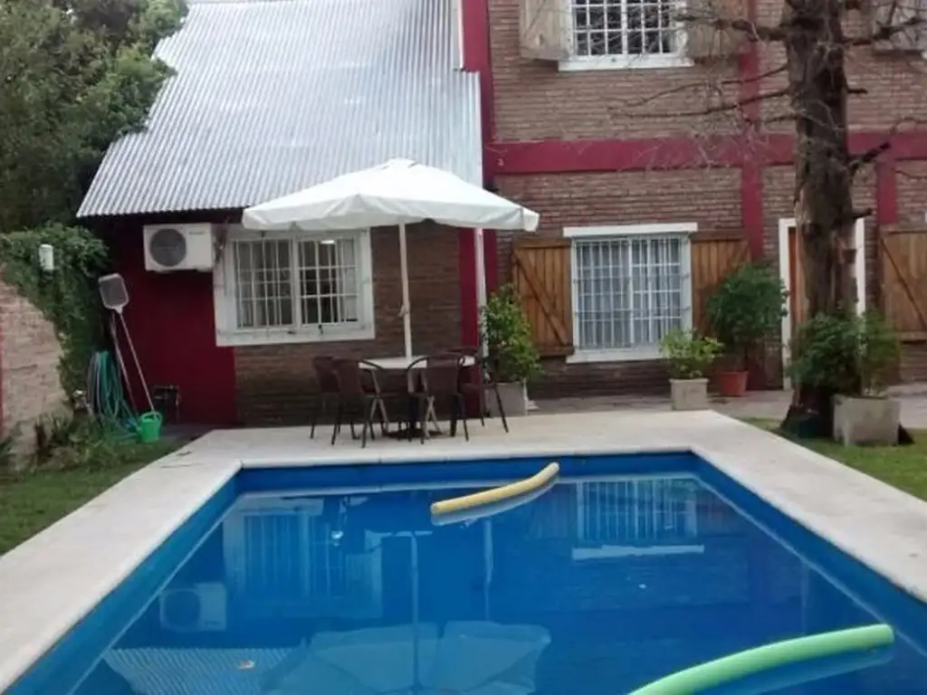 CASA EN MUY BUEN ESTADO, TIPO CASAQUINTA CON PILETA, EN Bº PARQUE PELLEGRINI 3