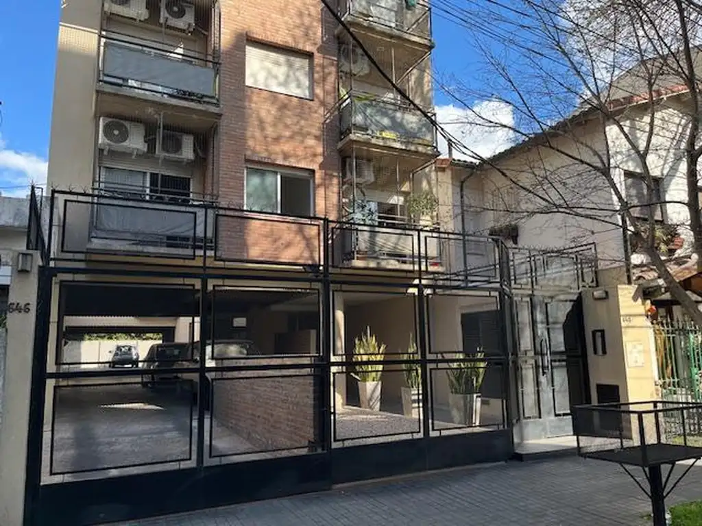 Departamento en venta en  La Lucila, tipo duplex con 3 dormitorios y 2 cocheras