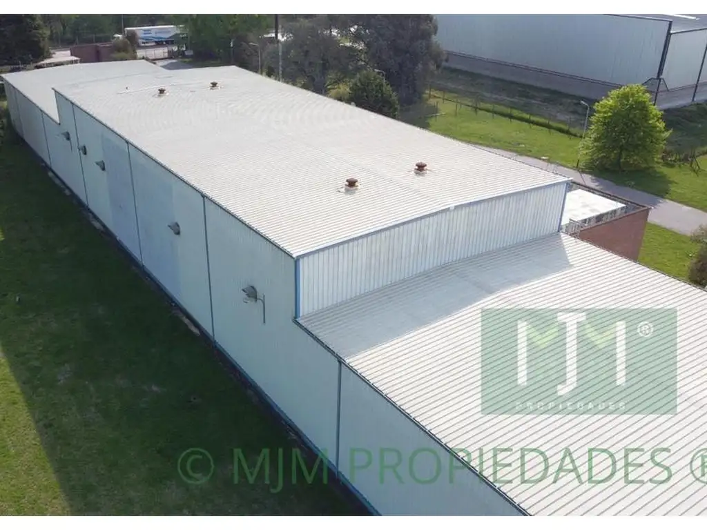 Terreno 43.046,00 m2 - c/Nave de  3.498 m2 +  lugar p/Desarrollar (Venta c/Renta - Predio Cat. 3. )