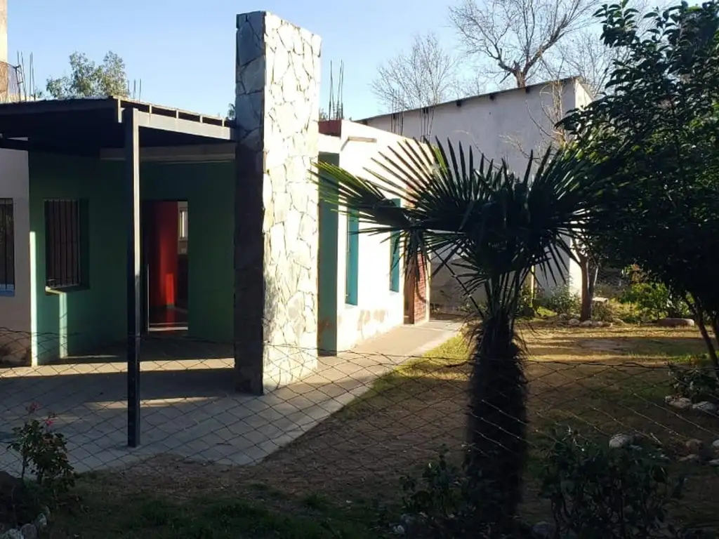 Vivienda y dos locales comerciales en Piedra Blanca Abajo