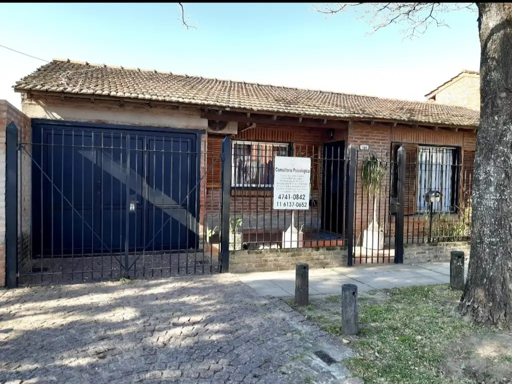 Chalet de 3 ambientes mas escritorio con jardin en Bo. Colcas- Sobre Buschiazzo