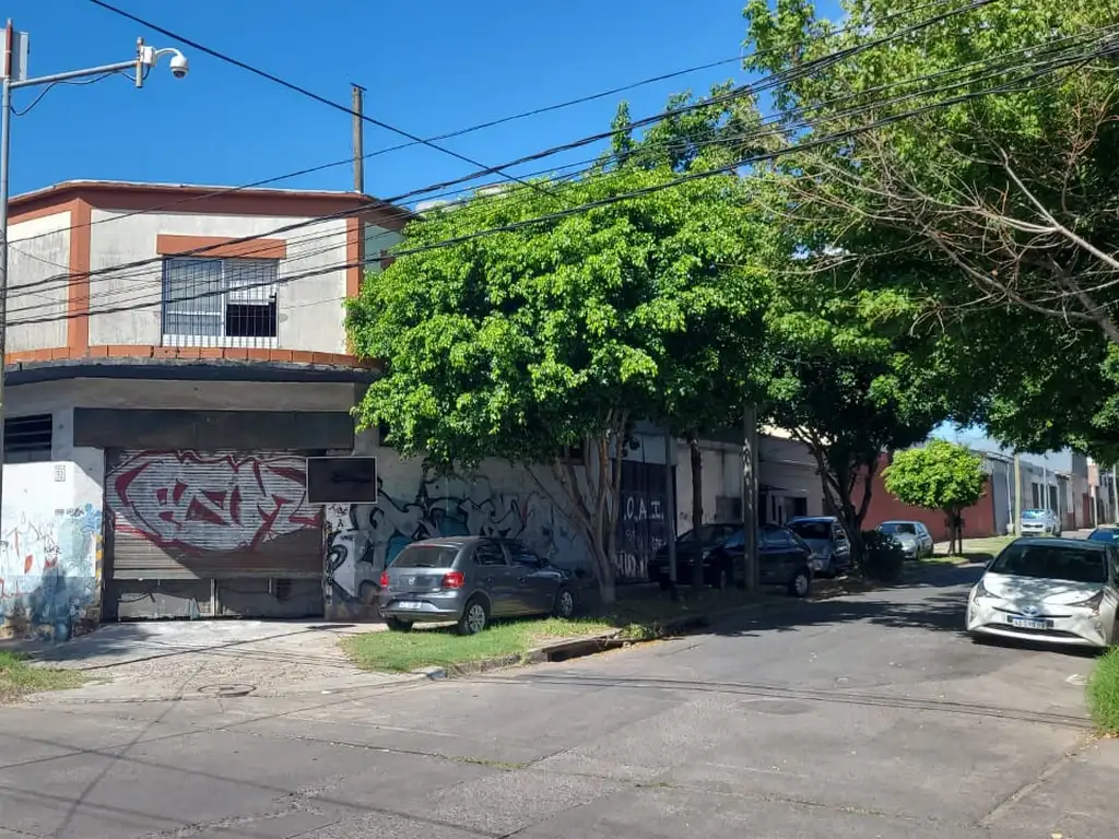 en SAN MARTIN: Galpon en esquina de 12.75 x 10.30 doble altura, entrada para camiones, 2 oficinas