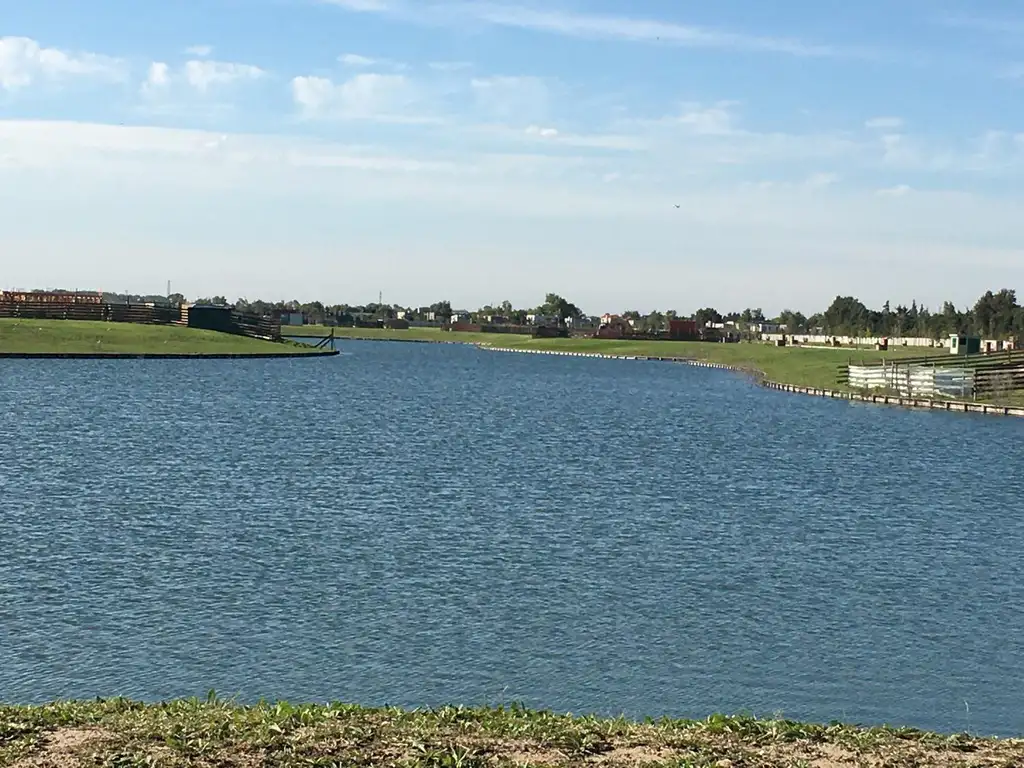 Terreno interno,  con vista parcial al agua