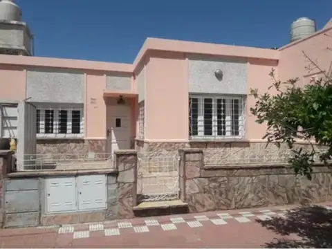 Casa amplia Dos dormitorios, patio. Galpon independiente