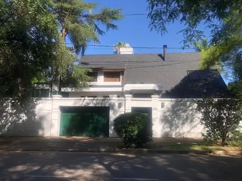 Imponente Chalet de 575m2 y 863m2 de lote