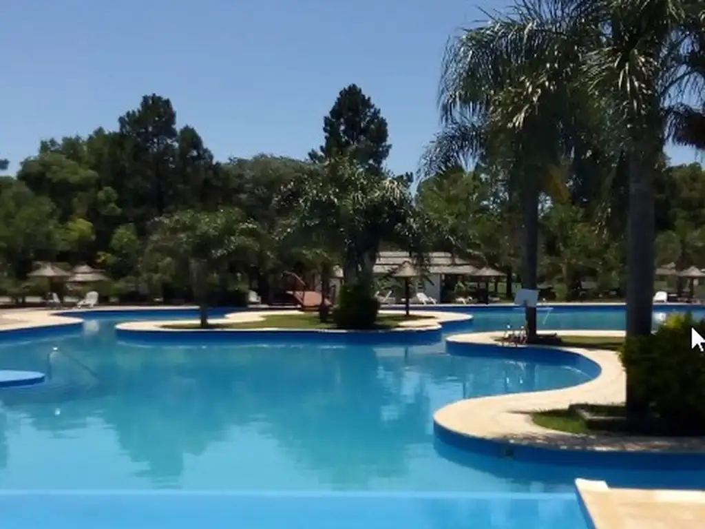 Áreas comunes piscina en Country Club Belgrano