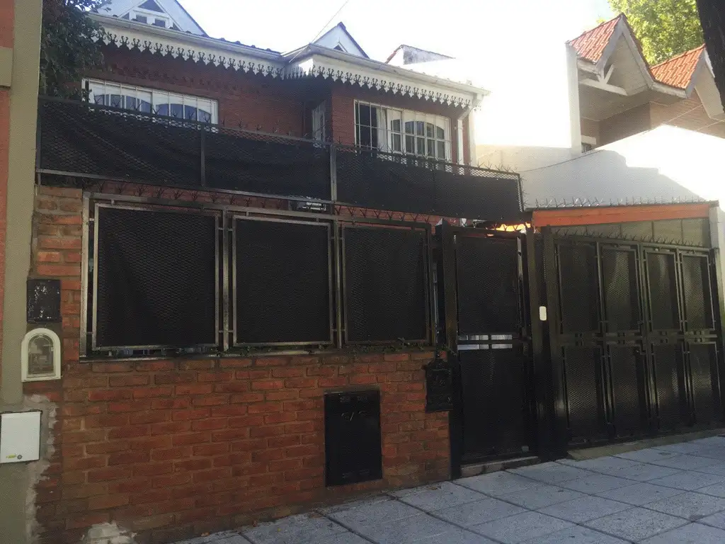 Hermoso Chalet al frente de 15 años de antiguedad sobre lote de 7,5 x 15 con jardin gge 4 dorm 2 bañ