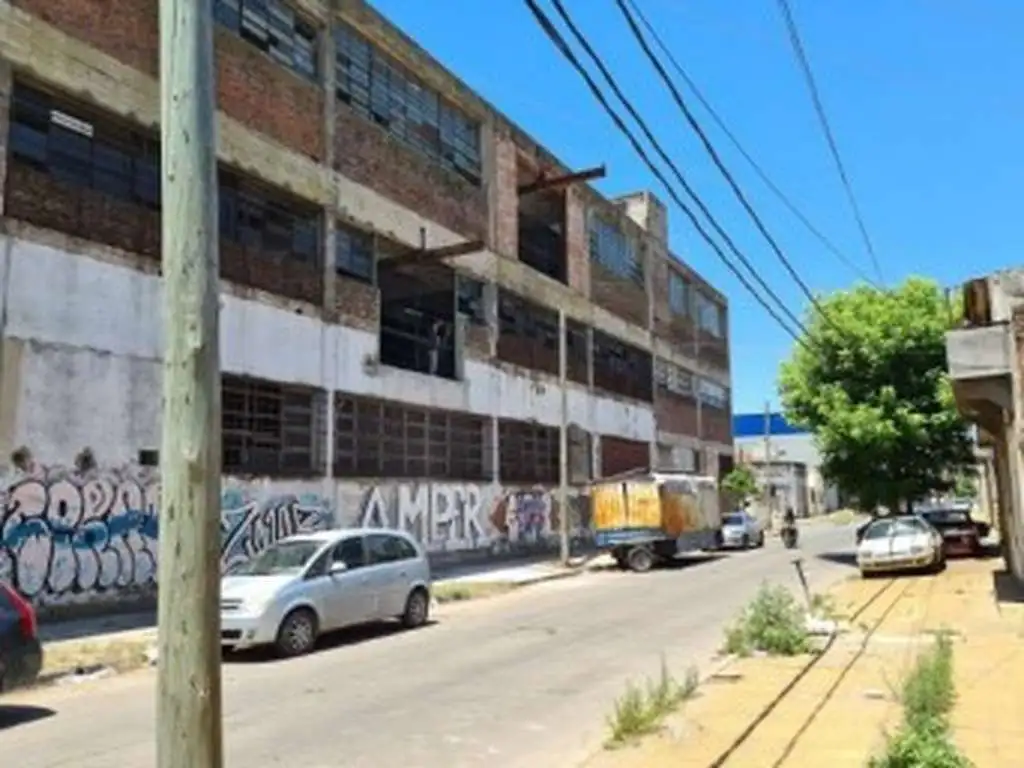 Galpón de 4500m2 en 3 plantas S/ 2 calles