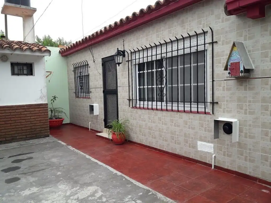 Casa en venta - 3 Dormitorios 2 Baños - 60Mts2 - Santa Teresita