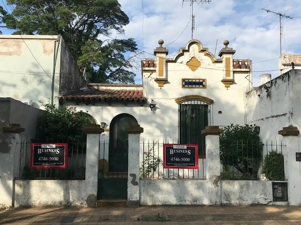 Casa en venta estilo colonial.  IDEAL INVERSORES O A REFACCIONAR   "NO APTA CREDITO"