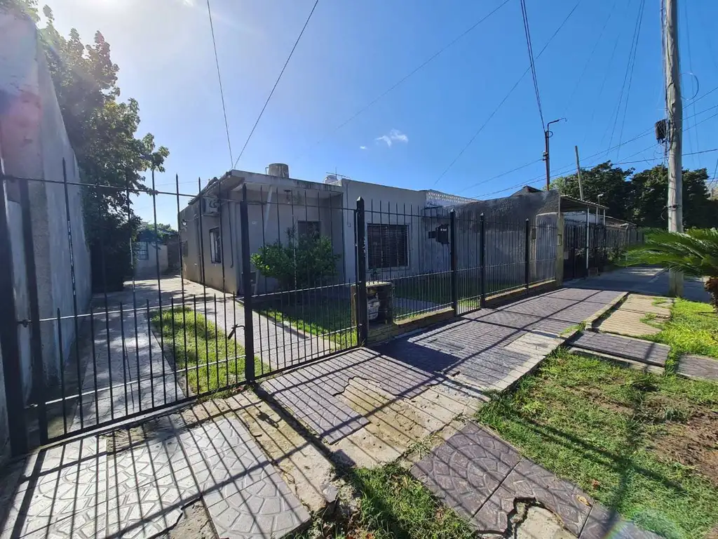 VENTA CASA EN LOTE PROPIO 3 AMBIENTES CON COCHERA