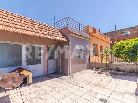 Venta casa 5 dormitorios cochera Perez Castellanos