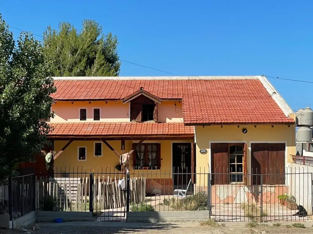 CASA DE 3 AMBIENTES , CON AMPLIO TERRENO EN BARRIO COSTA DEL SOL