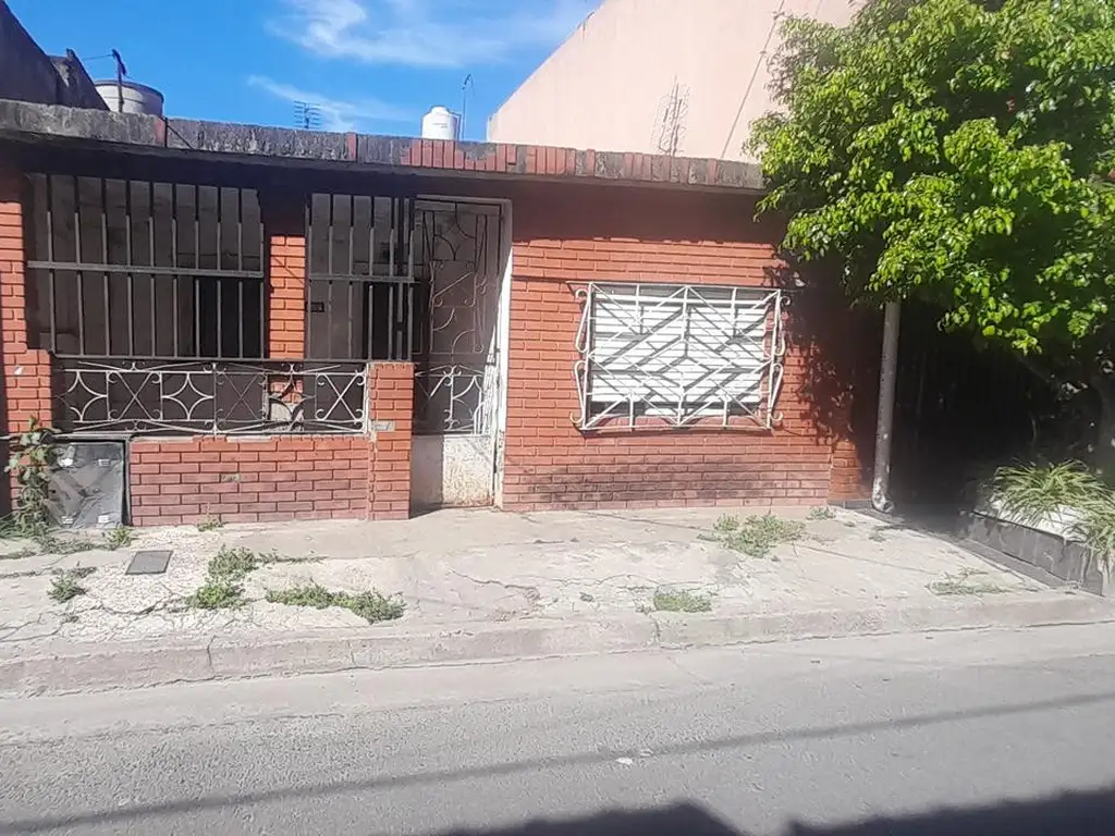 Casa en Venta de tres ambientes en Caseros