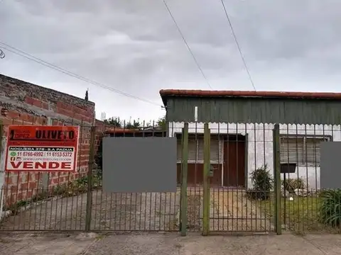 AMPLIO LOTE CON CASA PREMOLDEADA -  INMEJORABLE UBICACION