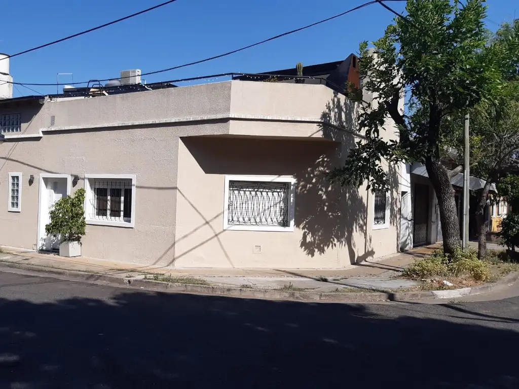 CASA 3 AMB A NUEVO + 100M/2  DEPÓSITO/GALPÓN - FRENTE A LA PARTE TRASERA PLAZA AV MITRE