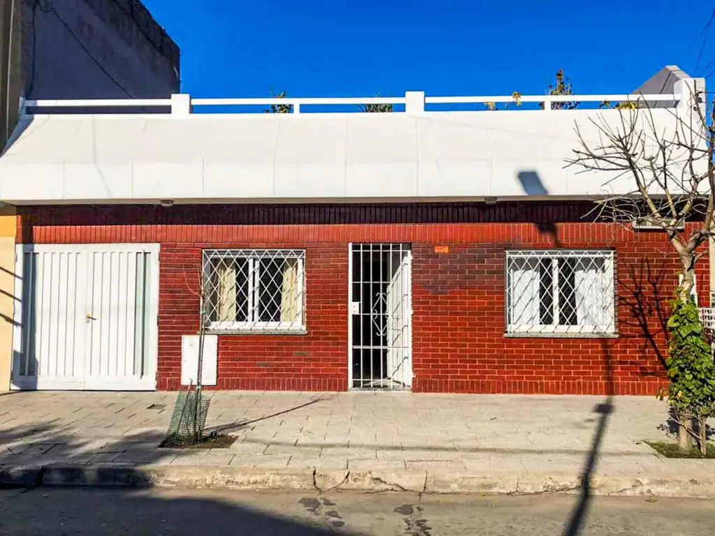 Casa de 3 amb. con cochera, patio y terraza en La Tablada