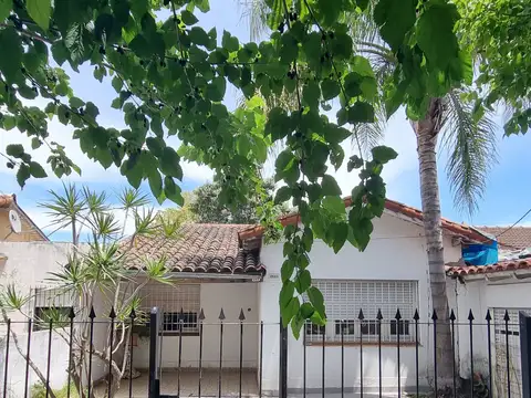 ### EXCELENTE CASA EN VENTA - 3 DORMITORIOS, APTO CREDITO HIOTECARIO B MARIANO MORENO ###